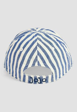 Cappello a strisce bianche e blu con visiera curva, cinturino regolabile sul retro con ricamo "JoJo" e dettagli di cucitura visibili.
