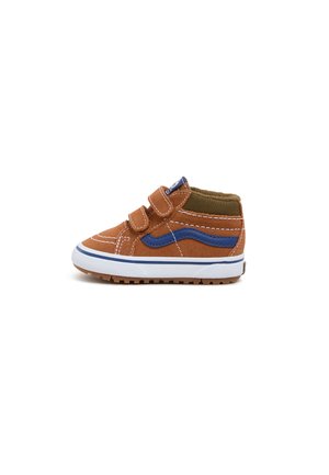 Bruine hoge peutersneaker met dubbele klittenbanden, blauw zijgolfdetail, witte zool en een gestructureerde rubberen buitenzool.