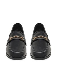 Czarne skórzane mokasyny z okrągłym noskiem, z akcentującym strapem z złotego metalu. Gładka faktura i minimalne detale przeszyć na cholewce.