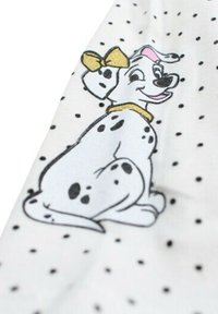 Tissu blanc avec des pois noirs représentant un dalmatien de dessin animé avec un nœud et un collier jaunes, affichant une expression enjouée.