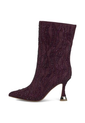 Stivale alla caviglia in suede viola con un motivo a onda, impreziosito da strass, punta affusolata e tacco da 3 pollici con accento metallico.