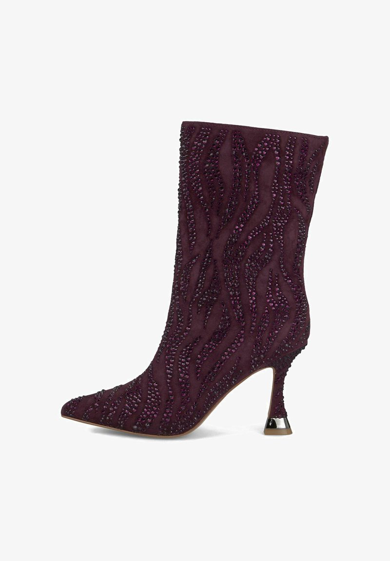 Stivale alla caviglia in suede viola con un motivo a onda, impreziosito da strass, punta affusolata e tacco da 3 pollici con accento metallico.