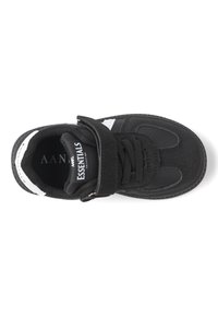 Sort sneaker med en overdel i ruskind og tekstil, der har en velcro-strop, hvide accenter og en gummisål. Logoet er trykt på tungen.