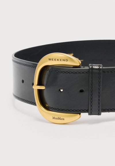 Μαύρη δερμάτινη ζώνη με χρυσή αγκράφα χαραγμένη με τις λέξεις "WEEKEND" και "MaxMara", με ραμμένα άκρα και πολλαπλές τρύπες ρύθμισης.