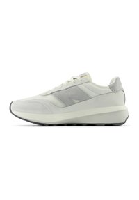 Vita sneakers med grå detaljer, med en texturerad mesh-överdel, platta snören och en något upphöjd gummisul för bra grepp.