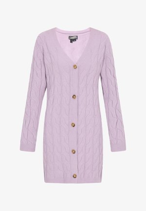 Lys lilla cardi med V-hals, kabelstrikket mønster og fem træknapper foran. Har lange ærmer og ribbede manchetter.