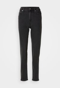 Svarte høyt midje skinny jeans med front- og baklommer, beltehemper, knappeåpning og synlig søm på en hvit bakgrunn.