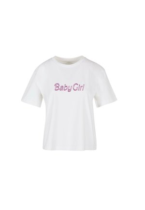 Witte katoenen T-shirt met korte mouwen en een ronde hals, met roze geborduurde tekst "Baby Girl" aan de voorkant.