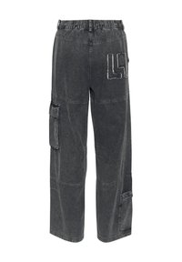 Svarta denim cargo byxor med elastiskt midjeband, flera fickor och en sliten textur. Har en broderad "L9"-logotyp på baksidan.