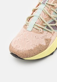 New Balance TEKTREL - Trail hardloopschoenen - pink