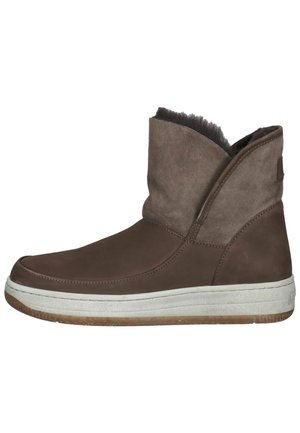 Braune Wildleder-Stiefeletten mit einem gefalteten Schaft, weißer Gummisohle und strukturierten Akzenten im Obermaterial. Einfaches, modernes Design.