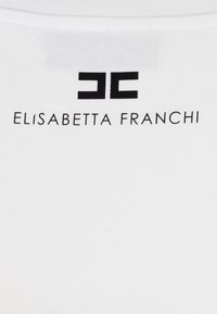 Tessuto di cotone bianco con un design logo nero con il testo "ELISABETTA FRANCHI", posizionato centralmente sul retro.