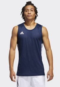 Marineblå ærmeløs sports tanktop med mesh-struktur, prydet med hvide sidestriber og et Adidas-logo på brystet.