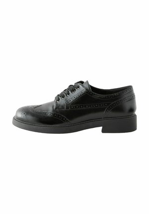 Schwarzer Herrenschnürschuh aus Leder mit Lochverzierung und schwarzen Schnürsenkeln, seitlich auf weißem Hintergrund dargestellt.
