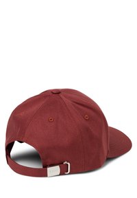 Bordeauxfarbene Baseballmütze mit gebogenem Schirm, strukturiertem Stoff, verstellbarem Metallverschluss und genähten Belüftungslöchern.
