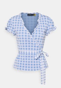 Top avvolgente a quadri blu e bianchi con maniche corte a volant, scollatura a V profonda e cintura in vita. Tessuto leggero con una consistenza morbida.