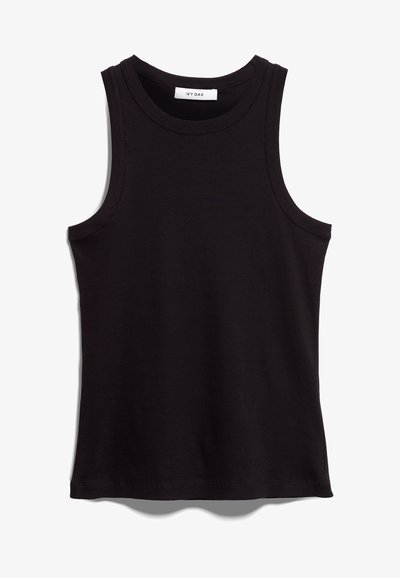 Must mustre vest, mis on valmistatud ribakudumist. Omab ümmargust kaelust ja laiad käeaugud. Sirge ääreosa koos õmmeldud detailidega. Lihtne disain.