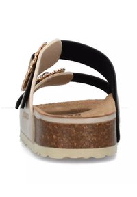 Sandalo con piattaforma nero e marrone, caratterizzato da una soletta in sughero, ampie cinghie con un dettaglio a catena decorativa e una suola testurizzata per migliorare la presa.