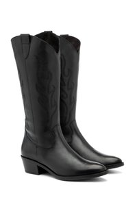 Juodi odiniai kaubojiški batai su smailiu pirštu ir žemu kulnu. Savybėms būdingas dekoratyvinis siuvinėjimas ugnies raštais palei šonus.