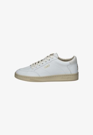 Sneaker in pelle bianca con accenti beige, caratterizzati da una superficie liscia, punta rotonda, chiusura con lacci e branding sul lato e sul tallone.