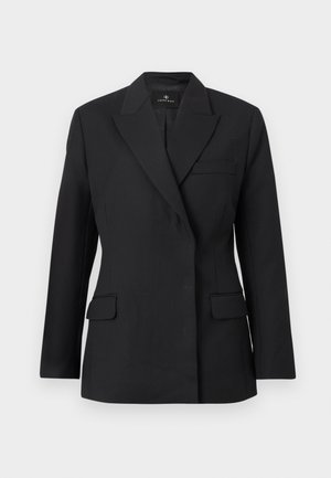 Blazer nero su misura con rever a lancia, due tasche con patta e vestibilità slim, mostrato su uno sfondo grigio chiaro uniforme.