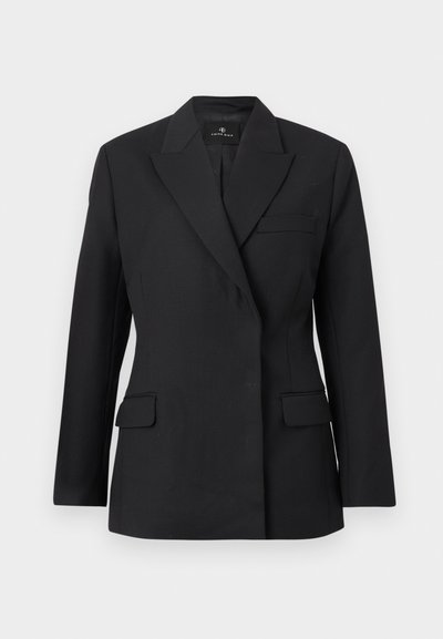 Čierne sako na mieru s výrezmi na klopách, dvoma vreckami s chlopňami a úzkym strihom, zobrazené na jednoduchom svetlosivom pozadí.