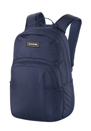 Mochila de tela azul marino con correas de hombro acolchadas, múltiples compartimentos con cremallera, un bolsillo frontal y un parche de logo en la parte delantera.