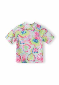 Kratký rukáv rash guard v bílé barvě s barevným tie-dye vzorem se růžovými, zelenými a modrými akcenty; vyrobeno z elastického, rychleschnoucího materiálu.