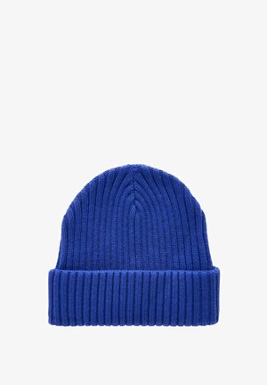 Modrá pletená čepice s žebrovanou texturou a sklápěcím lemem, s hlubokou korunou a hladkým povrchem, navržena pro teplo a pohodlí.