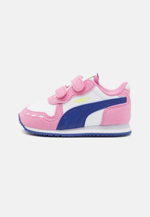 Roze en witte kindersneakers met blauwe accenten, gemaakt van suede en mesh materiaal, met klittenbandsluitingen en een getextureerde rubberen zool.