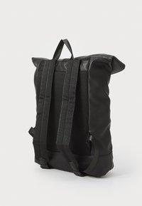 Svart rulle-top ryggsekk laget av glatt, vannavvisende materiale. Har polstret mesh rygg, justerbare stropper og et minimalistisk design.