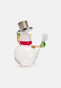 Figura di pupazzo di neve in cristallo con corpo rotondo, lucido cappello a cilindro nero, sciarpa rossa e dettagli verdi, mentre tiene un cucchiaio bianco. Superficie sfaccettata.
