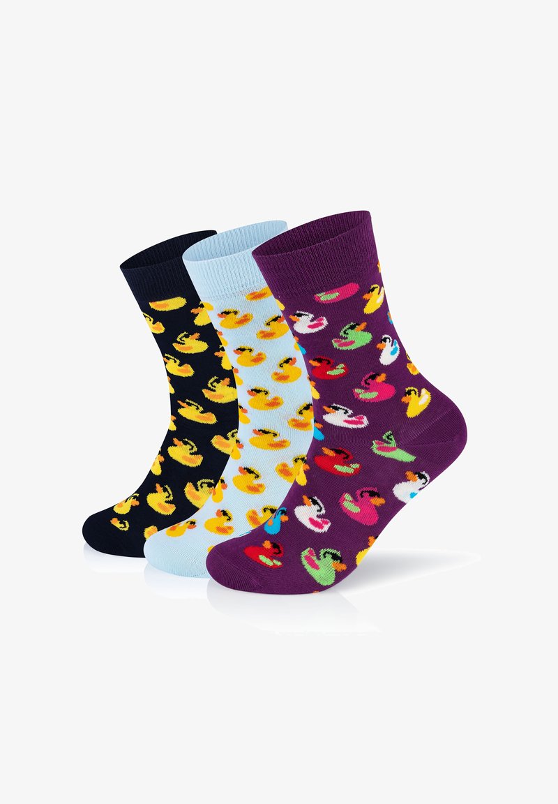 Trzy pary bawełnianych skarpetek: czarne z żółtymi kaczkami, jasnoniebieskie z żółtymi kaczkami oraz fioletowe z kolorowymi kaczkami. Każda z nich ma prążkowany ściagacz.