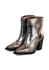 Botines metálicos hasta el tobillo con un diseño de piel de serpiente texturizada, que presenta acentos plateados, detalles con tachuelas, punta afilada y un tacón grueso.