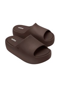 Infradito marroni con una design aperto sulla punta, realizzati in materiale morbido, con una suola spessa e un discreto logo del brand sulla soletta.