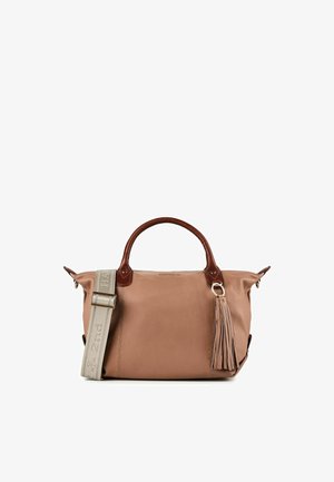 Bolso rectangular de cuero marrón con asas marrón oscuro, correa de hombro beige ajustable y una gran borla colgando en un lado.