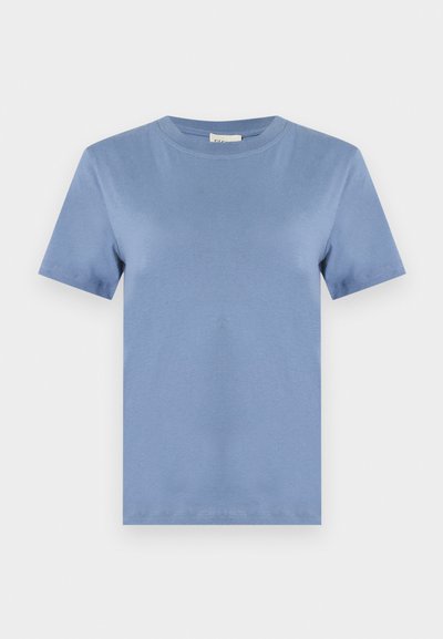 Απλό μπλουζάκι κοντομάνικο με στρογγυλή λαιμόκοψη σε διακριτικό ανοιχτό μπλε χρώμα, απεικονισμένο σε λευκό φόντο.
