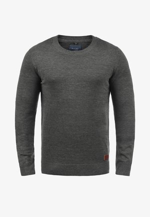 Szürke kötött pulóver, amely környakú, hosszú ujjú és bordás mandzsettával, valamint alsó szegéllyel rendelkezik. Kisebb barna címke az alsó bal oldalon.