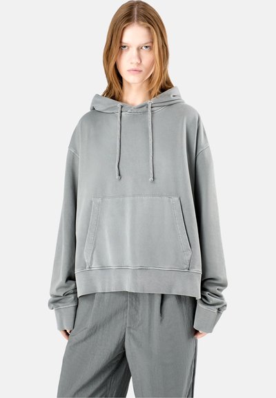 Jasnoszary krótkie bluza z kapturem z miękkiego materiału, z przednią kieszenią, regulowanym sznurkiem oraz ściągaczami przy mankietach dla luźniejszego dopasowania.