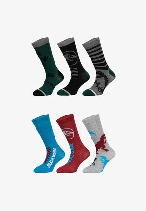 Zes paar kleurrijke sneakersokken met dinosaurussprints en Jurassic World-tekst in groen, zwart, grijs, blauw, rood en grijs met blauwe accenten.