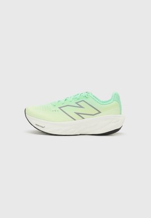 Hele roheline jooksutoss, millel on hingav mesh-ülemine osa, paelaga sulgemine ja polsterdatud valge vaheosa. Omab musta kummist tallat.