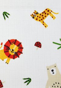 Tissu pour enfants présentant des animaux colorés et cartoon : un lion, un ours et un chat tacheté sur un fond blanc avec des feuilles vertes et des champignons.