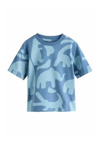 Camiseta de color azul claro con un patrón de animales juguetones en azul más oscuro. Manga corta, escote redondo, hecha de suave algodón.