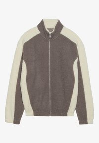 Bruine en roomkleurige zip-up jas met een hoge kraag, gemaakt van pluizig materiaal. Heeft een gesplitst kleurontwerp en contrasterende stiksels.