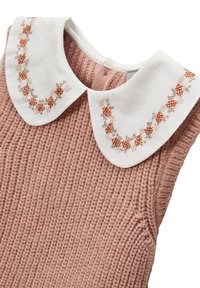 Robe en tricot rose avec col blanc ornée de broderies florales en orange et brun. Tissu texturé avec un motif de côtes prononcé.