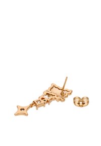 Cercei aurii pendul cu decupaje geometrice și pietre clare, prezentat cu un suport tip fluture separat pe un fundal alb.