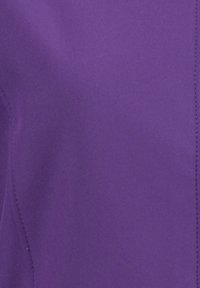 Lilla stof med en glat texture, der har synlige sømme. Materialet virker let og solidt uden mønstre eller dekorationer.
