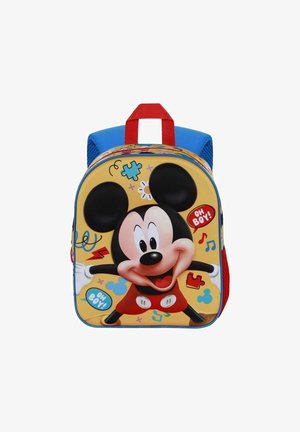 Sac à dos pour enfants en tissu jaune avec un grand motif de Mickey Mouse, accents rouges, bretelles bleues et motifs ludiques.