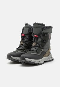 Botas impermeables negras y grises con forro de piel, diseño de cordones, parte superior texturizada y suela de goma; cuenta con acentos de hardware rojos.