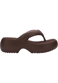 Ciabatta in plastica marrone, modellata, con una fascia ampia, punta aperta e suola testurizzata. Presenta un design minimalista con una forma arrotondata.